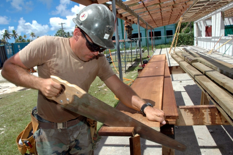 charpentier-SOLLIES VILLE-min_worker_construction_building_carpenter_male_job_build_helmet-893290